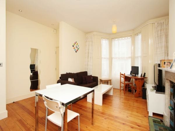Flat Ravenscourt Road in Greater London