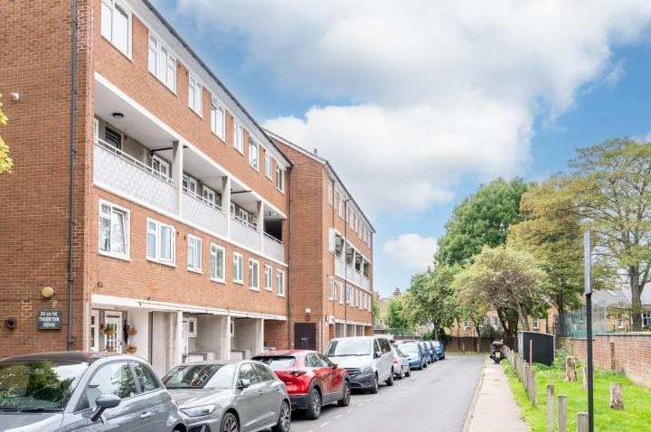 Room Thornton Road in Greater London