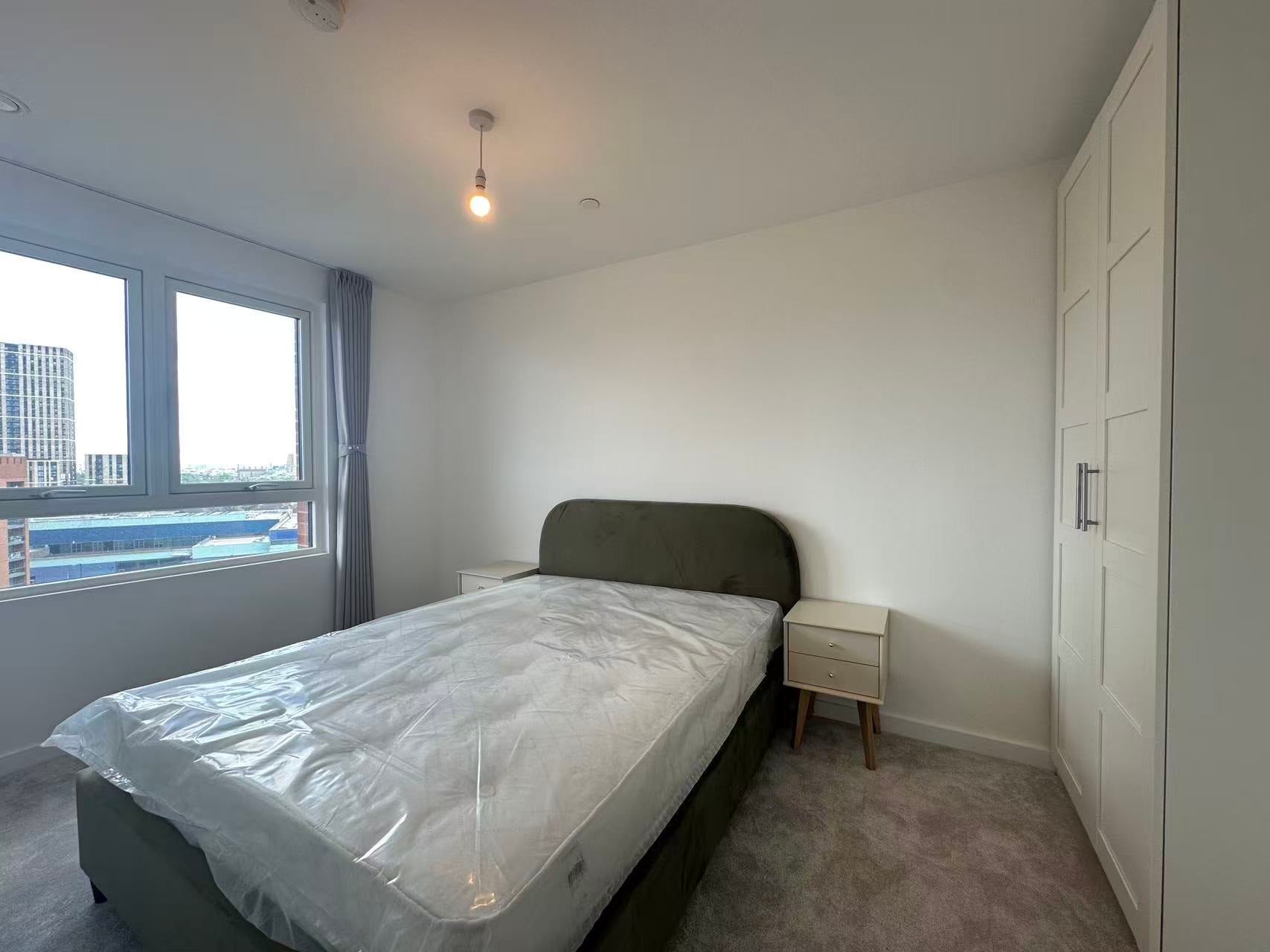 Flat Cumberland Road in Greater London
