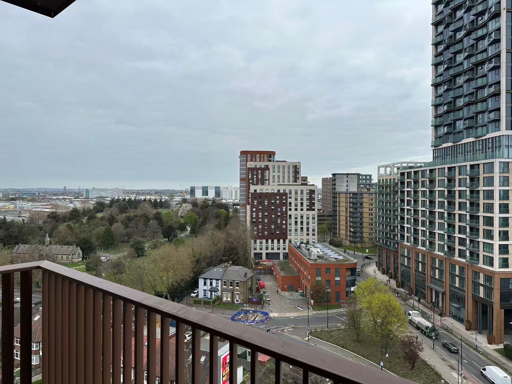 Flat Cumberland Road in Greater London