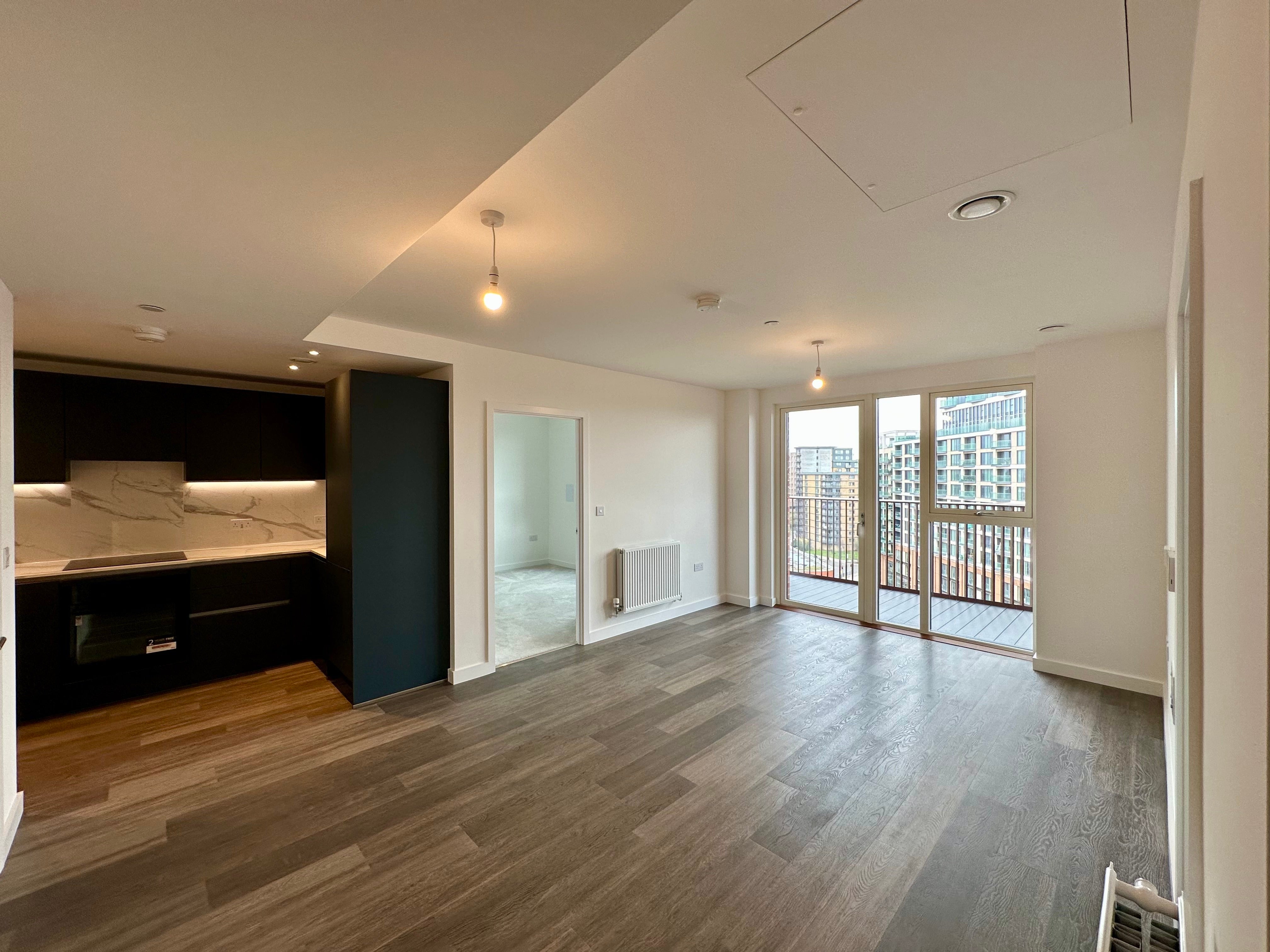 Flat Cumberland Road in Greater London