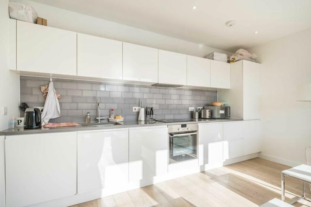 Flat High Road Woodford Green in Greater London
