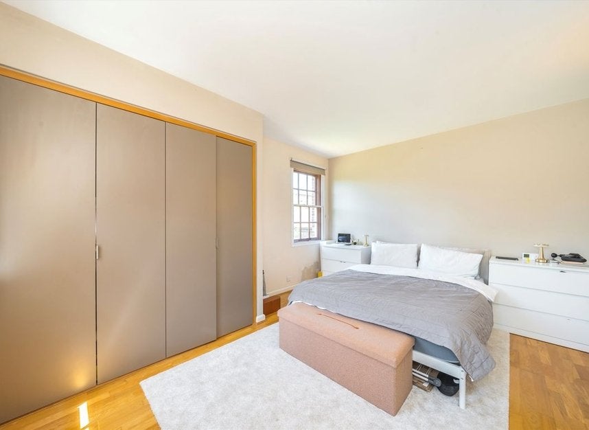 Flat Scott Avenue in Greater London