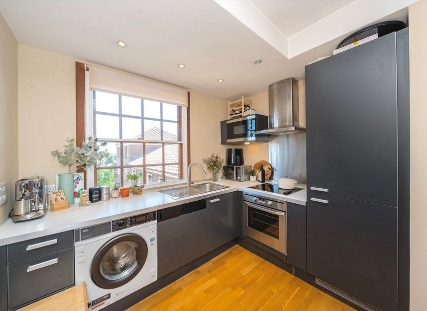 Flat Scott Avenue in Greater London