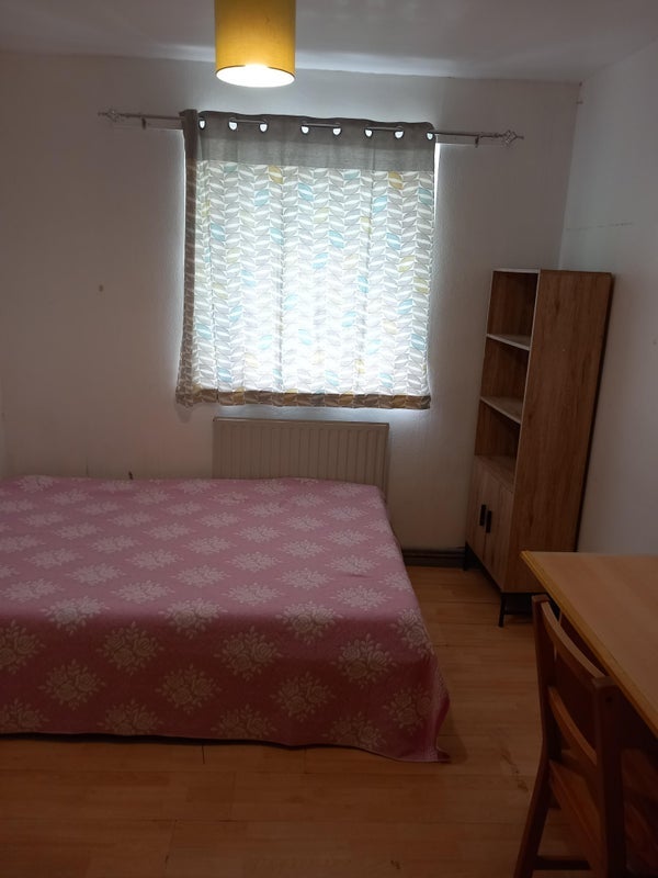 Room Dragoon Road in Greater London