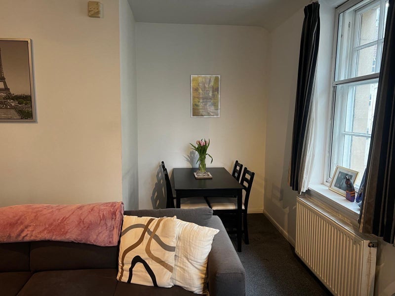 Flat Portsburgh Square in City of Edinburgh