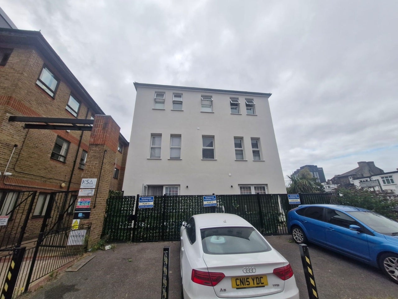 Flat Slaney Road in Greater London