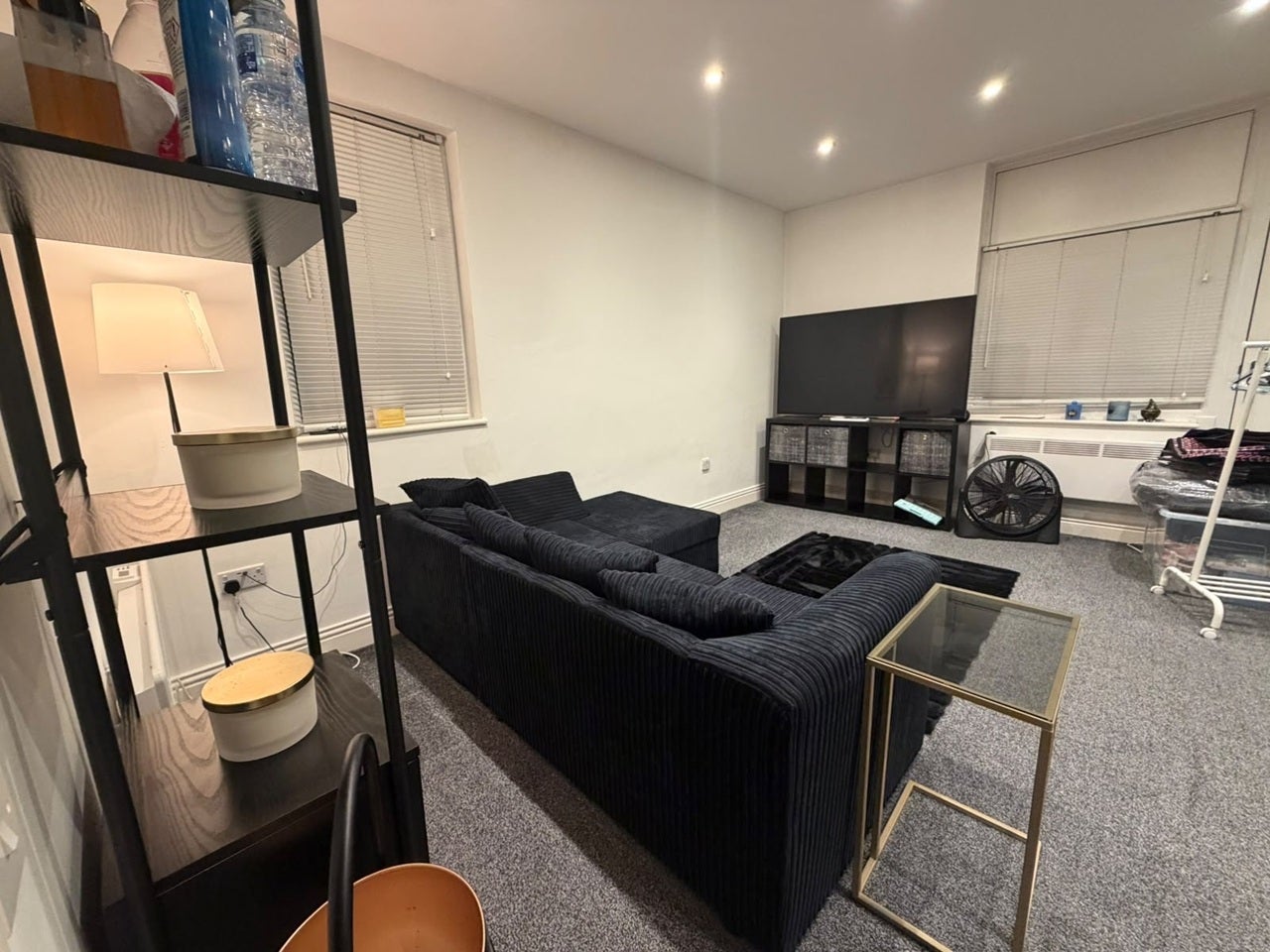 Flat Slaney Road in Greater London