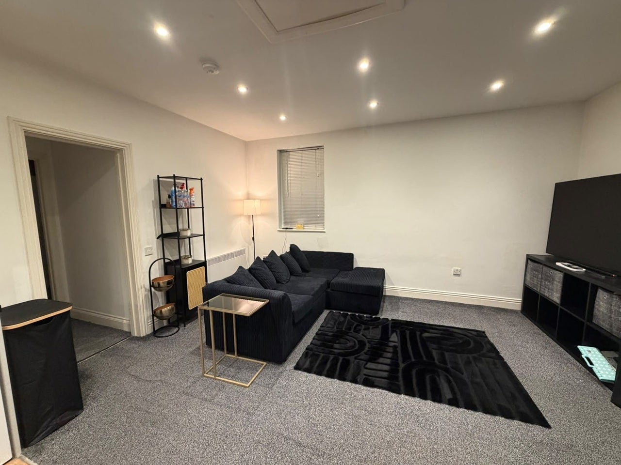 Flat Slaney Road in Greater London
