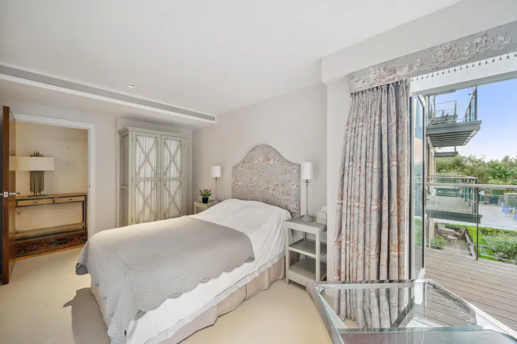 Flat Kew Bridge Road in Greater London