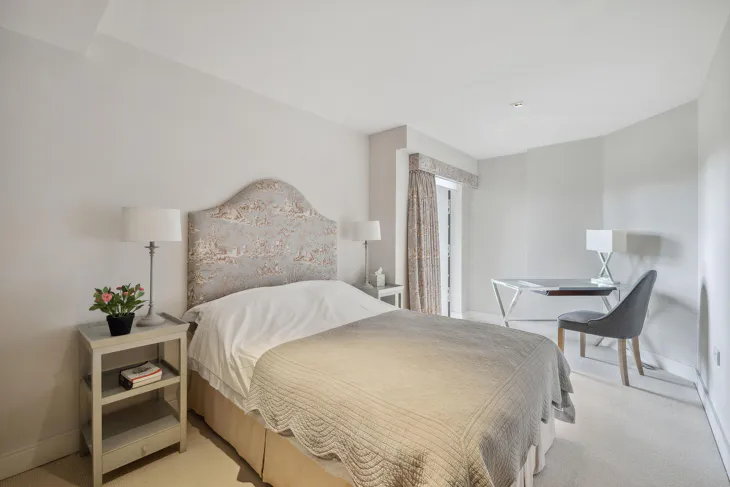 Flat Kew Bridge Road in Greater London