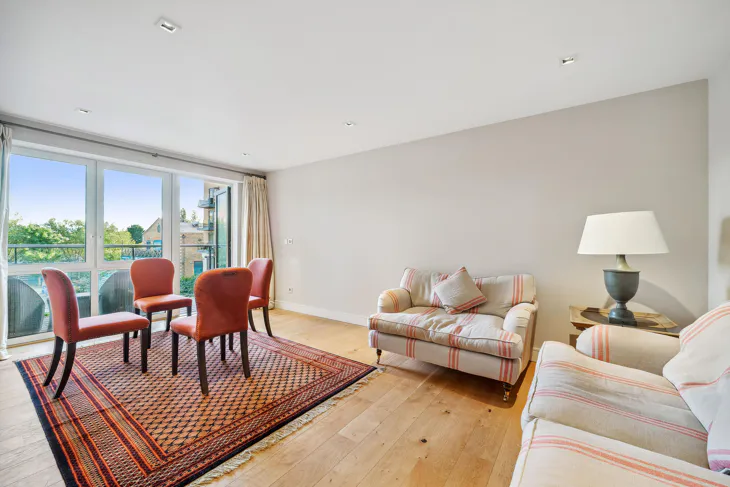Flat Kew Bridge Road in Greater London