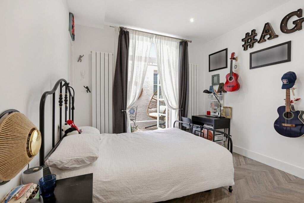 Flat Cornwall Gardens in Greater London