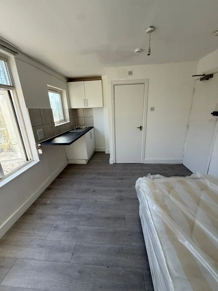 Flat Swan Road in Greater London