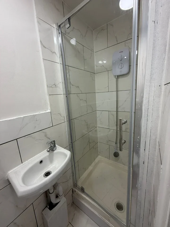 Flat Swan Road in Greater London