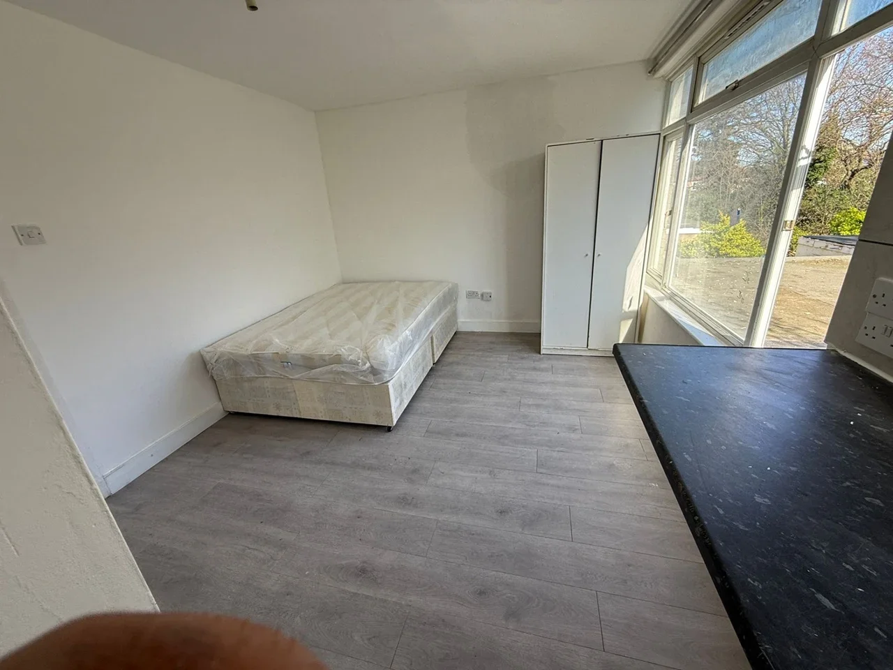 Flat Swan Road in Greater London