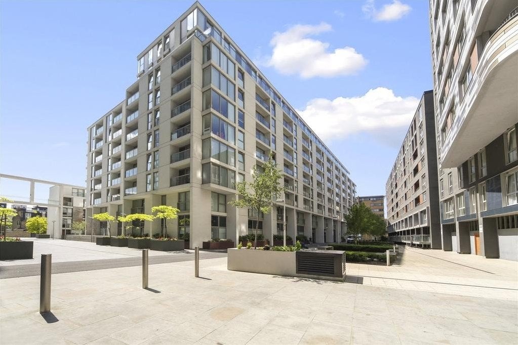 Flat Lanterns Way in London