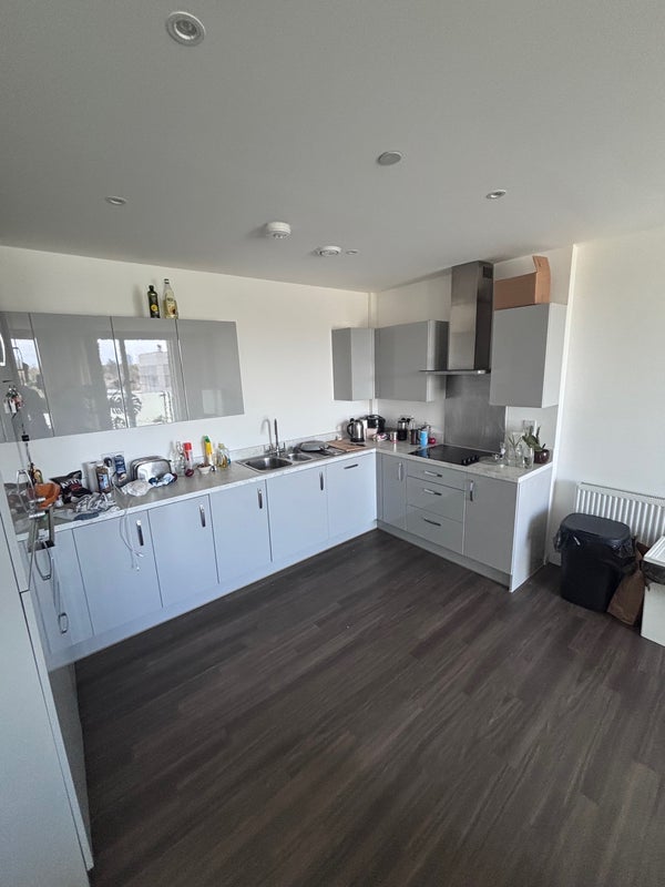 Room Bollo Lane in Greater London