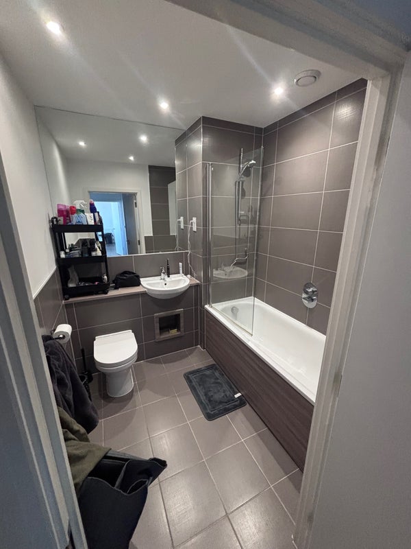Room Bollo Lane in Greater London