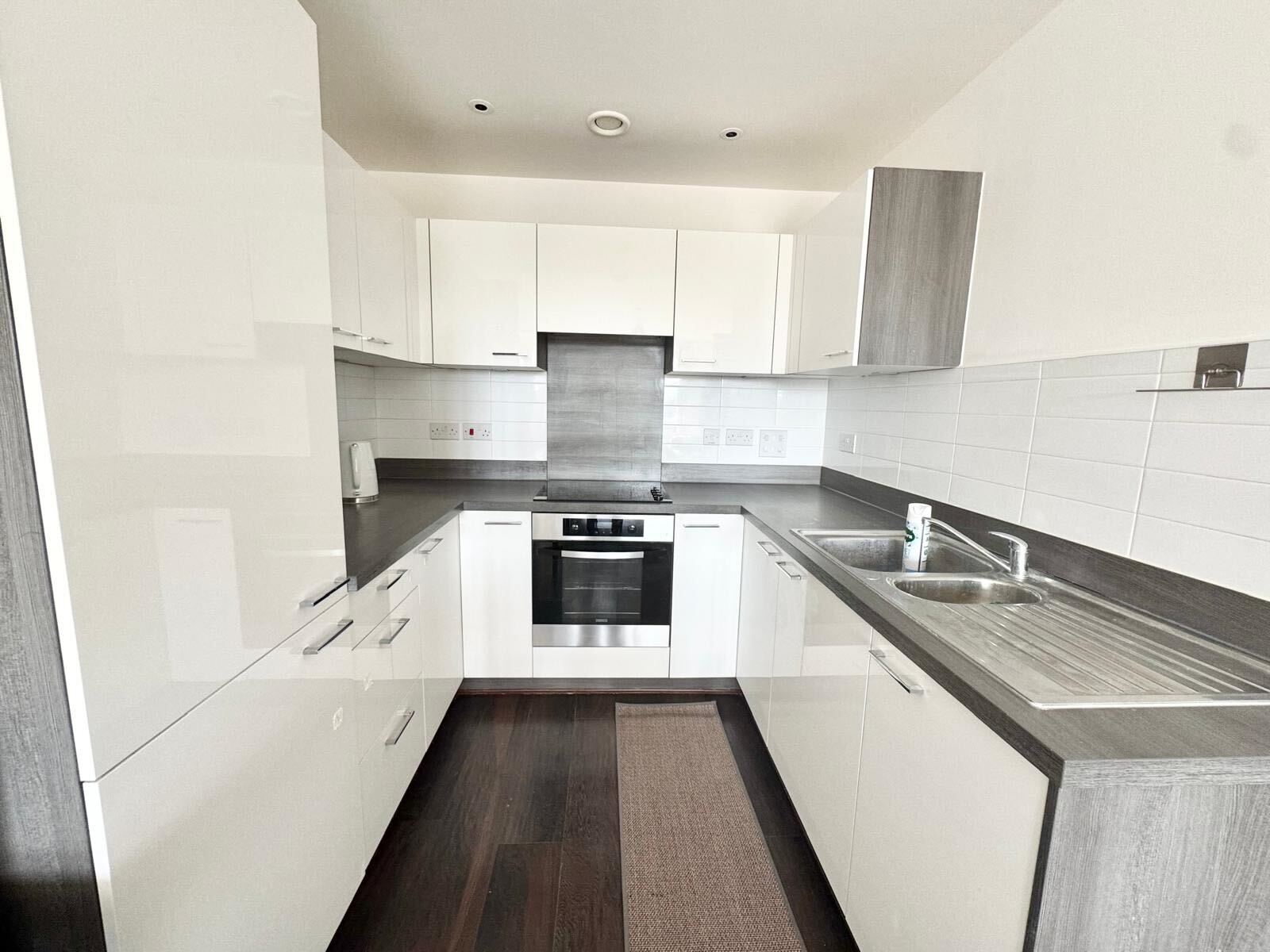 Flat Connersville Way in Greater London