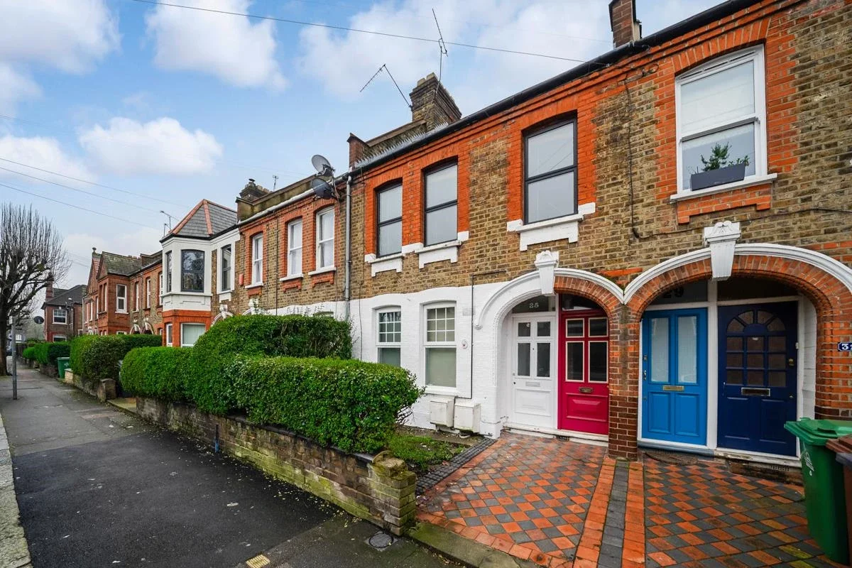 Flat Hibbert Road in Greater London