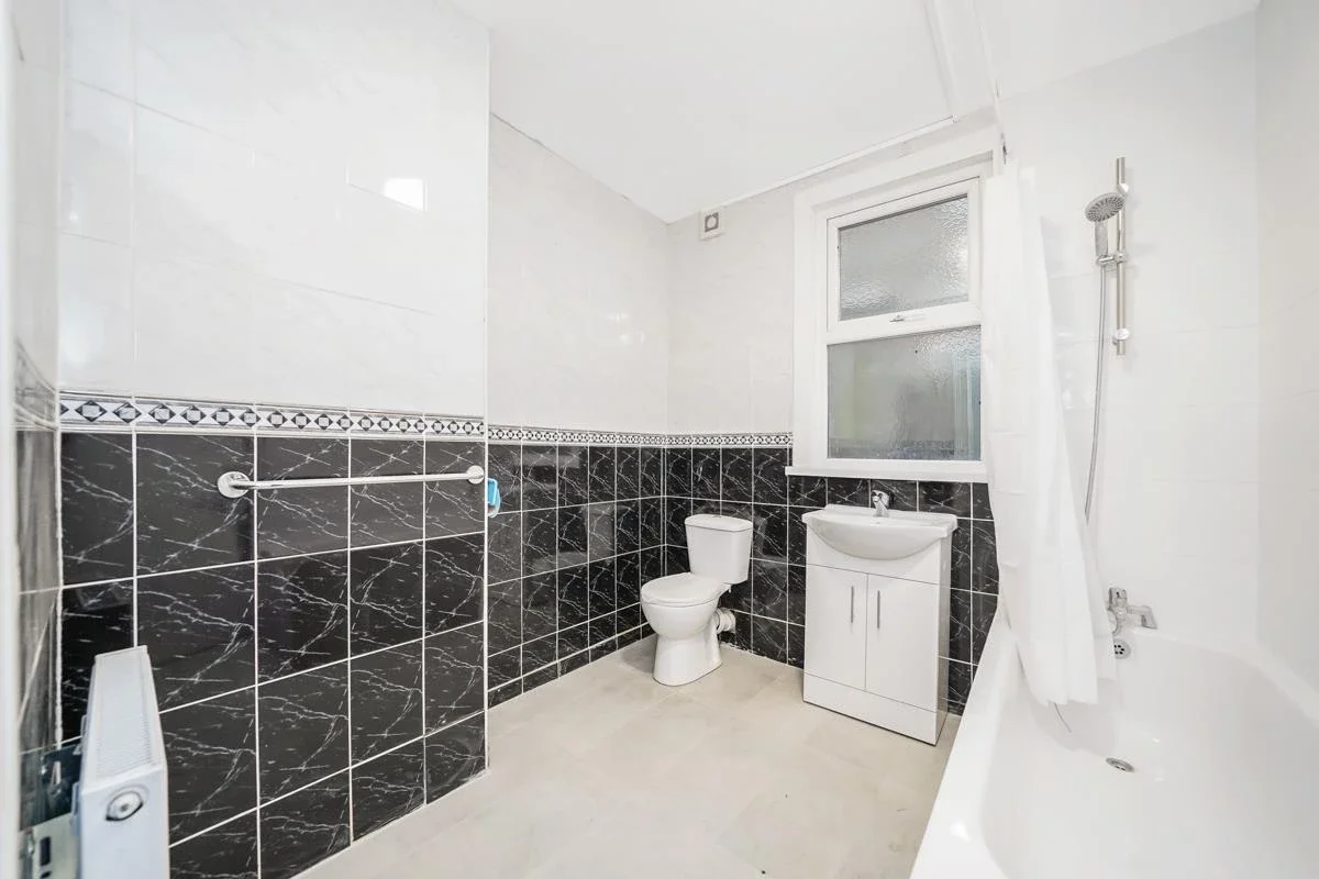 Flat Hibbert Road in Greater London