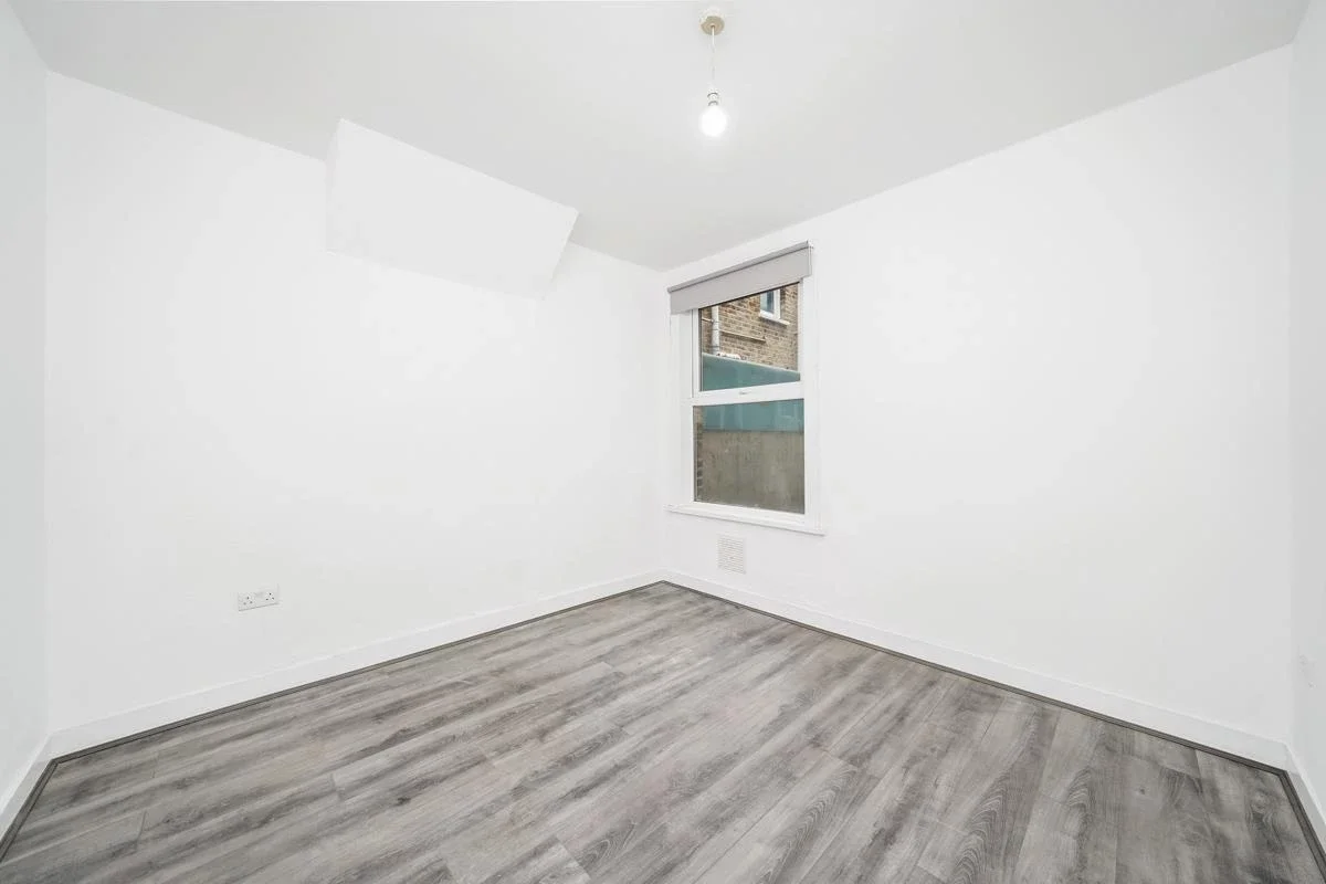 Flat Hibbert Road in Greater London