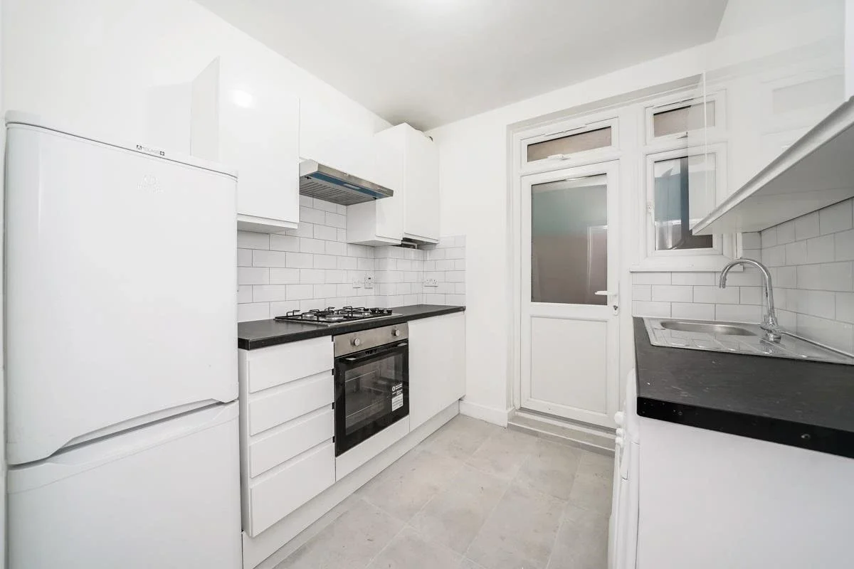 Flat Hibbert Road in Greater London