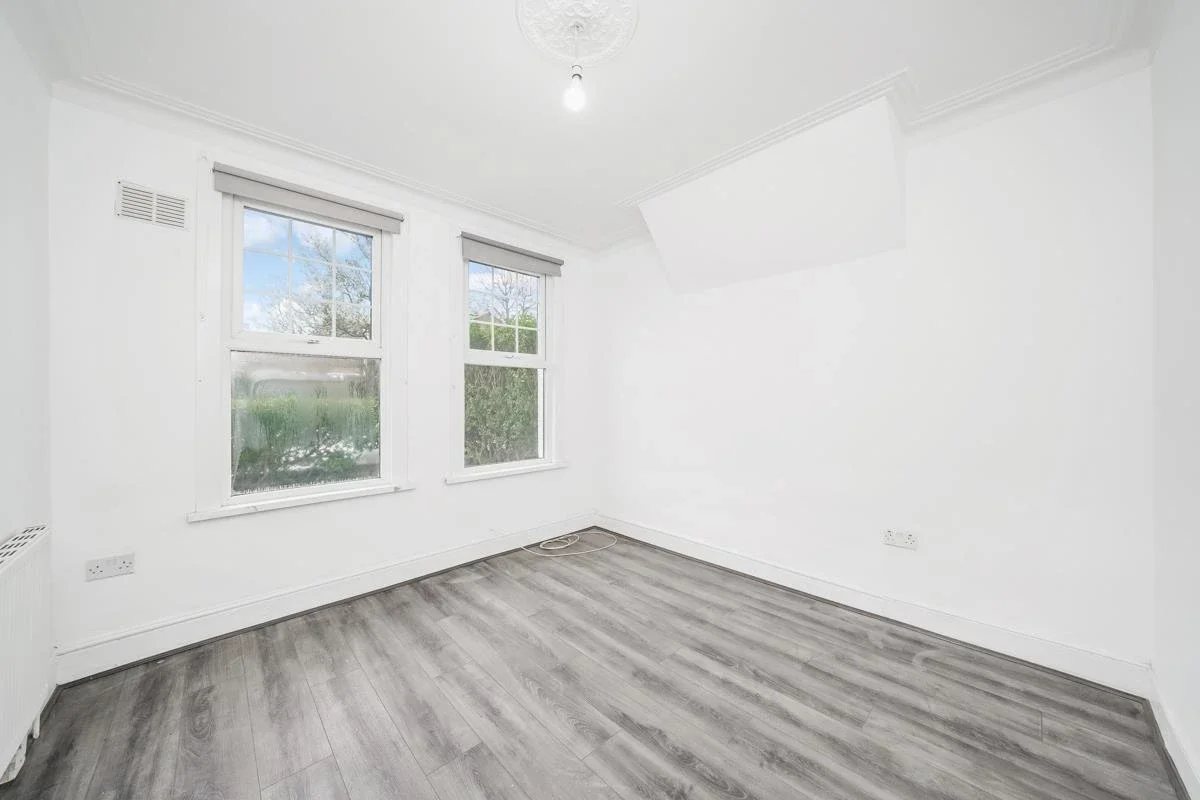 Flat Hibbert Road in Greater London