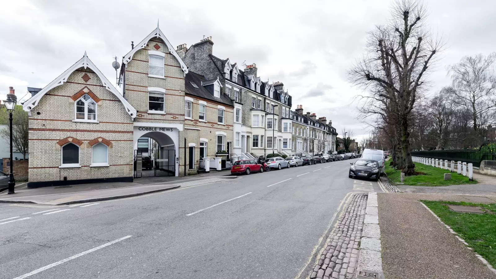 Flat Pond Square in Greater London