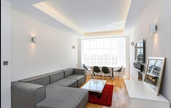Flat Warwick Road in London