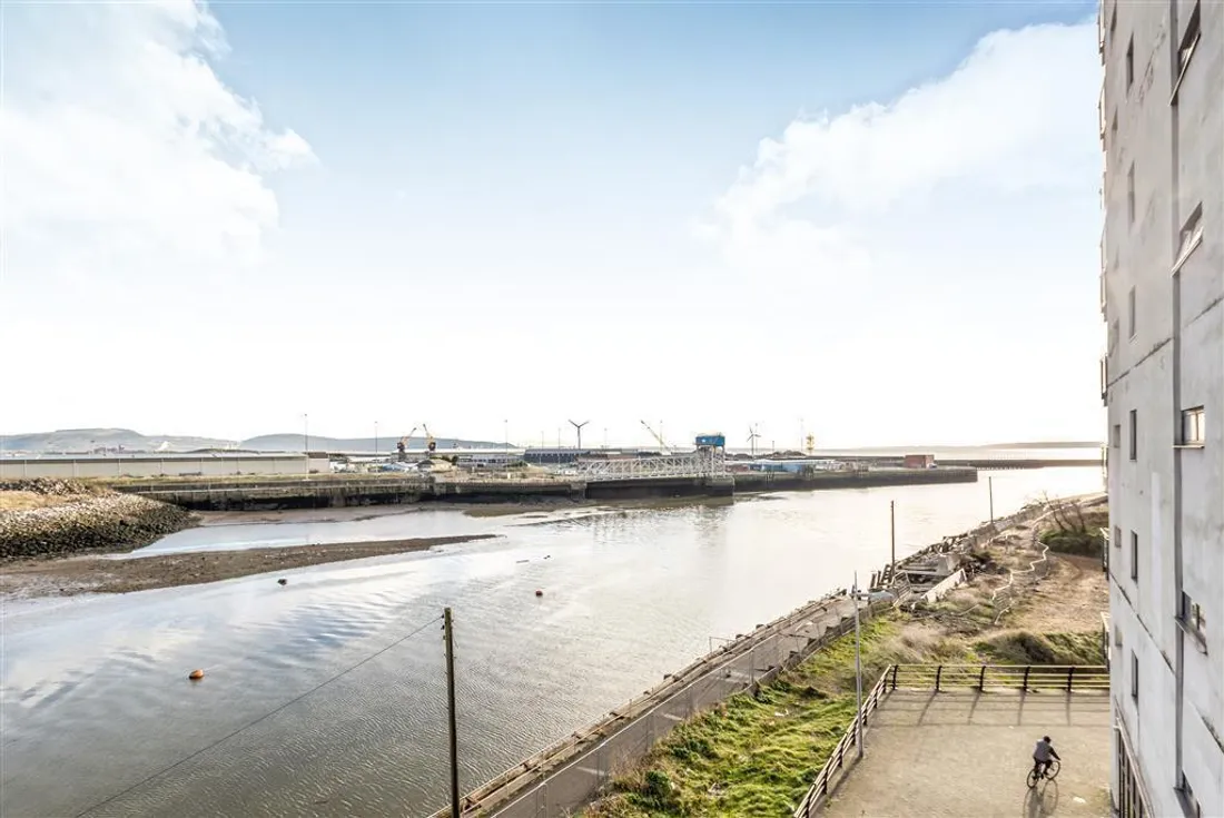 Flat Trawler Road in Swansea