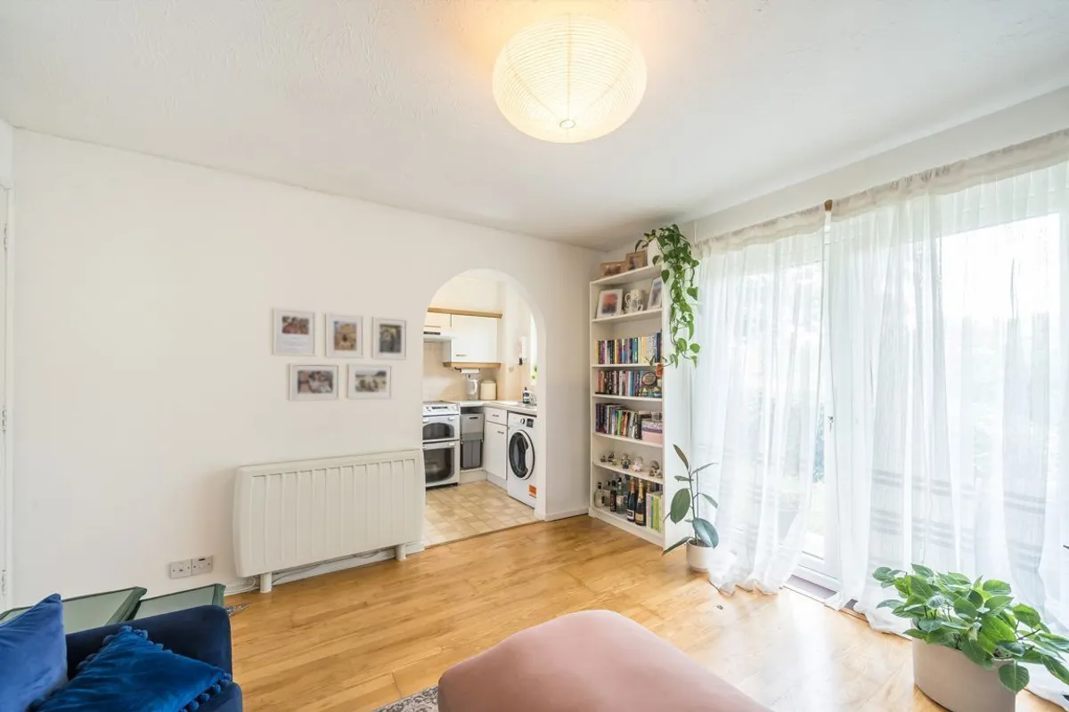 Flat Peartree Avenue in Greater London