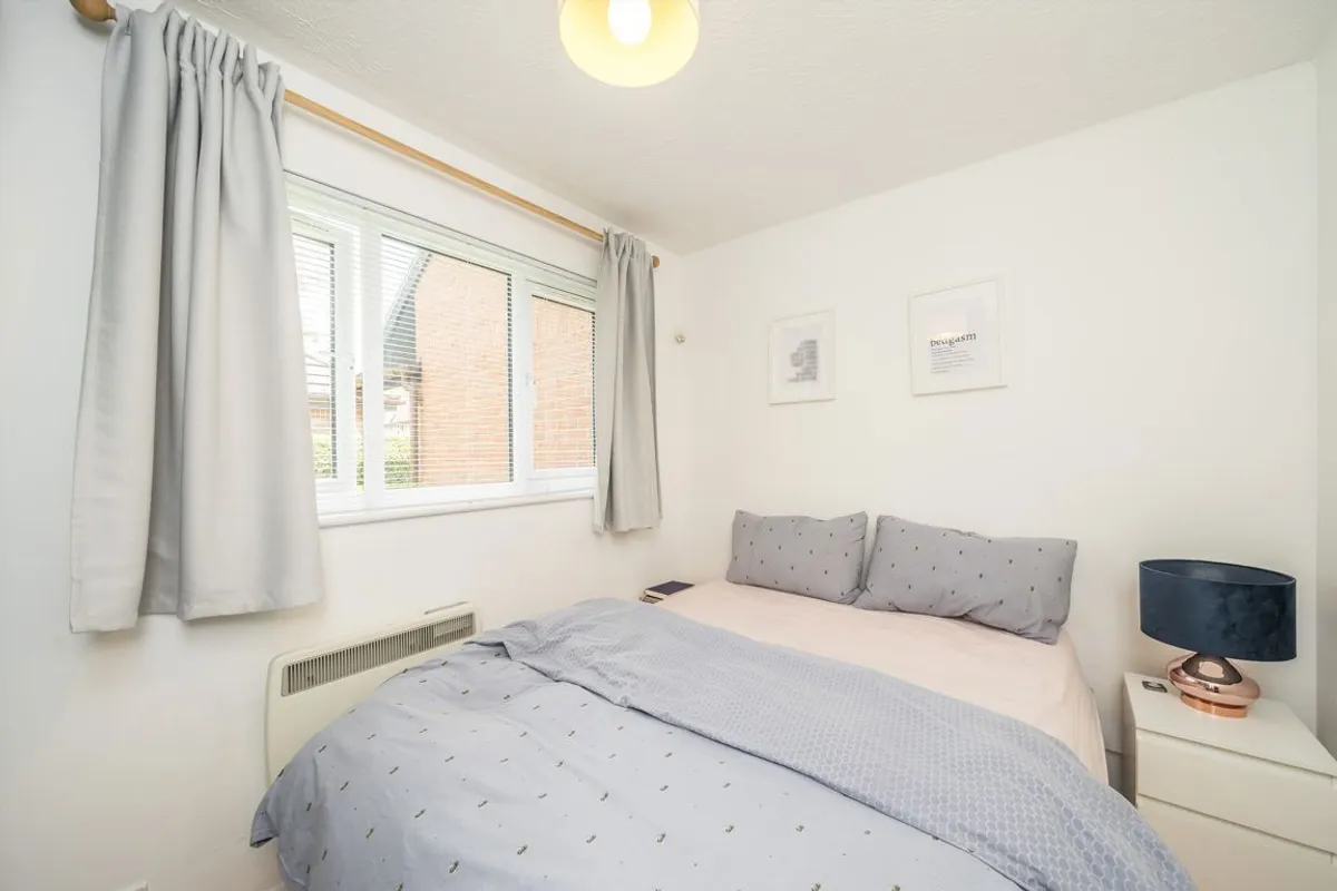 Flat Peartree Avenue in Greater London