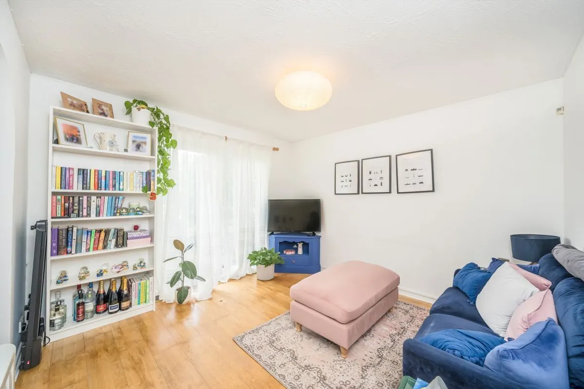 Flat Peartree Avenue in Greater London