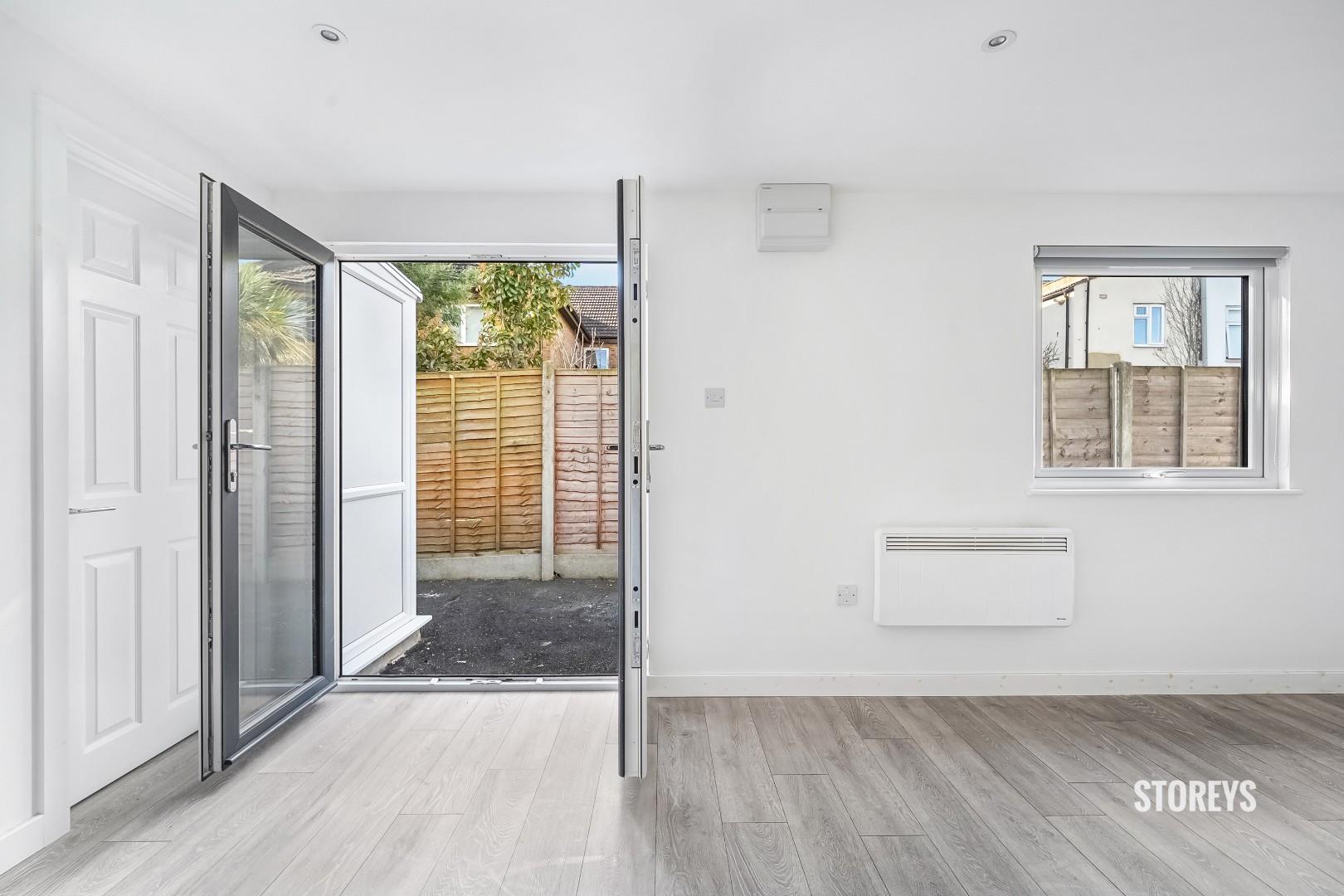 Flat Carnarvon Road in London