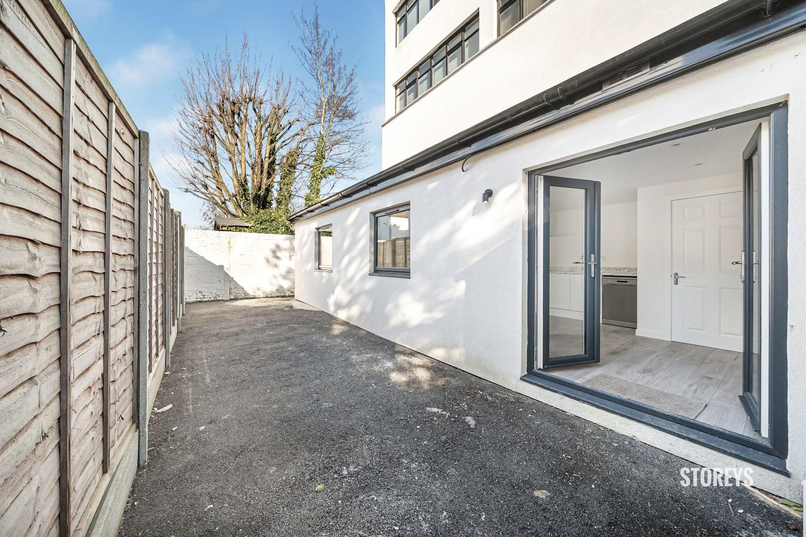 Flat Carnarvon Road in London