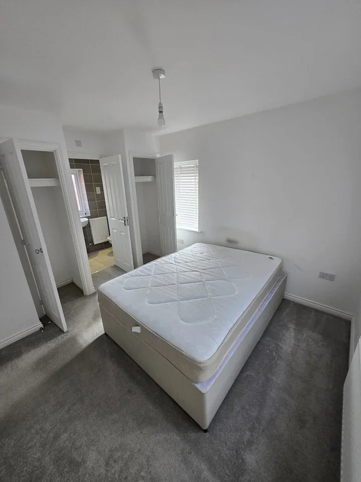 Room Clarke Road in Newport