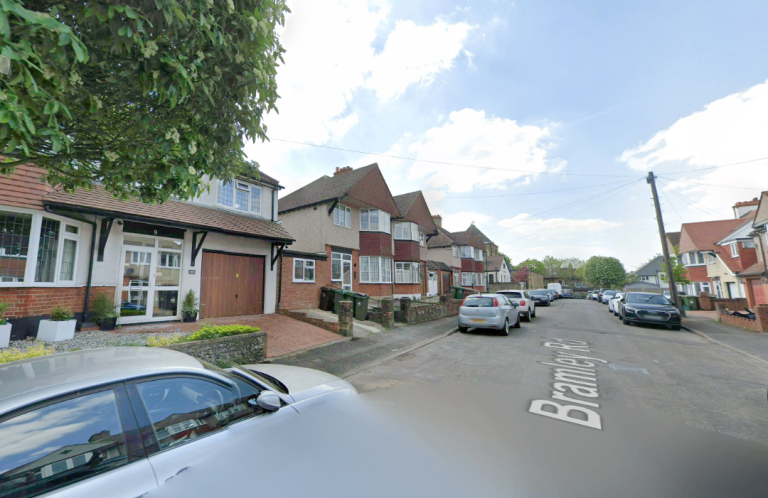 Flat Bramley Road in Greater London