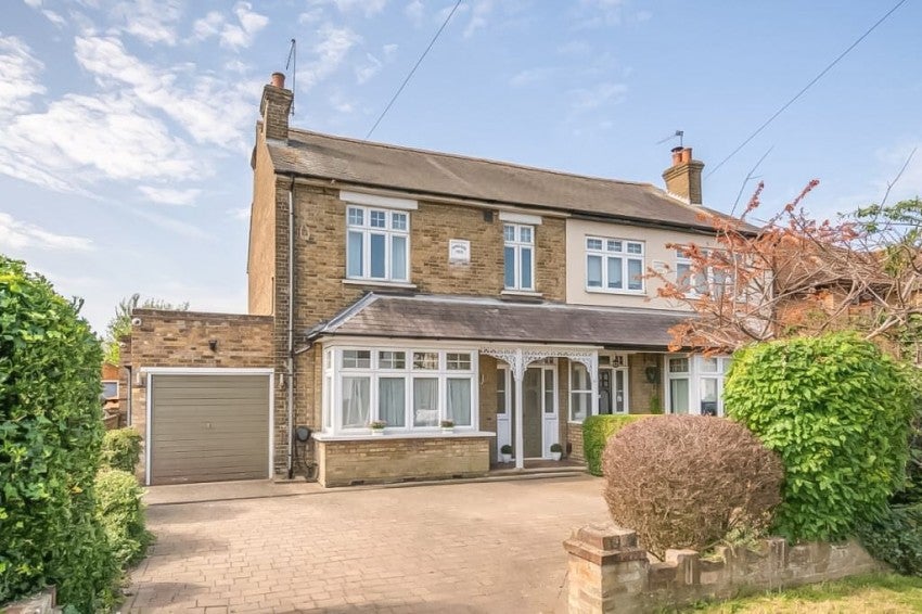 House Andrew's Lane in Broxbourne
