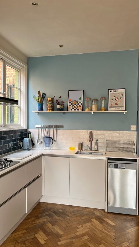 Room Harvey Road in Greater London