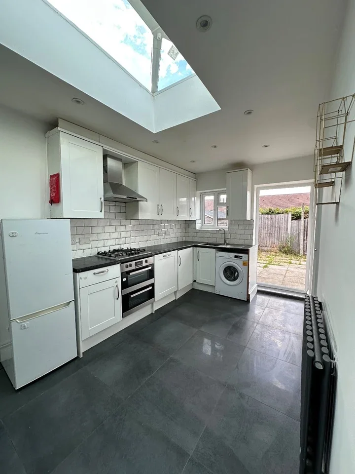 Room Davington Road in Greater London