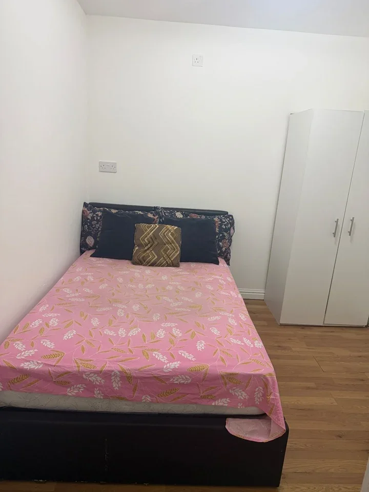 Room Davington Road in Greater London