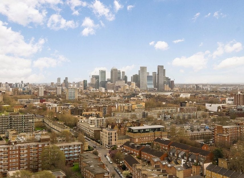 Flat Cendal Crescent in Greater London