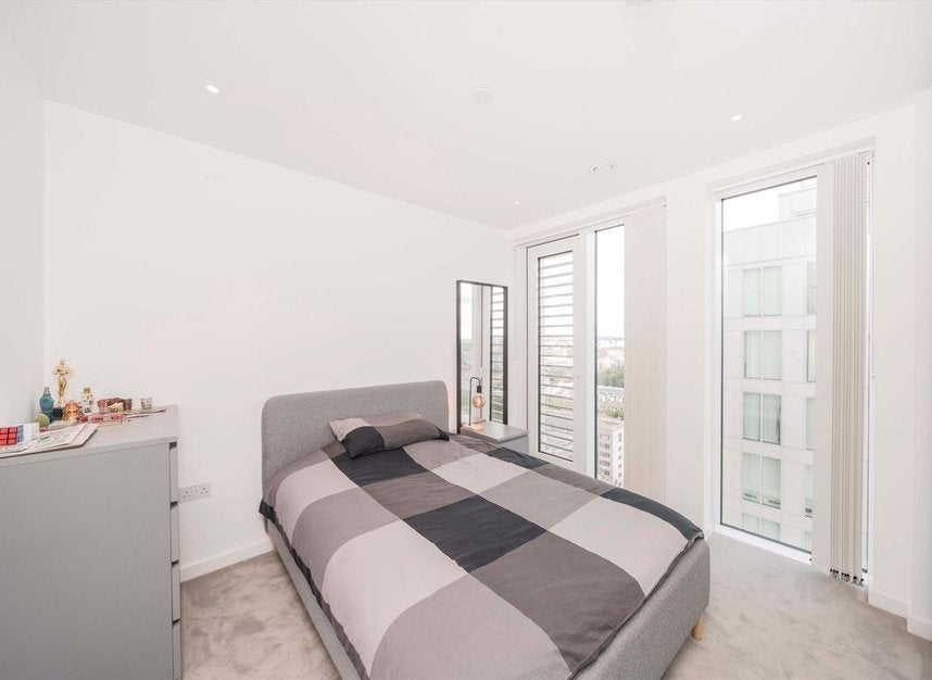 Flat Cendal Crescent in Greater London