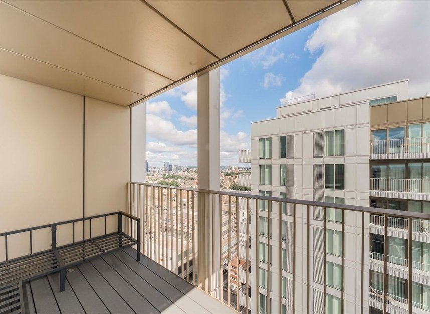Flat Cendal Crescent in Greater London