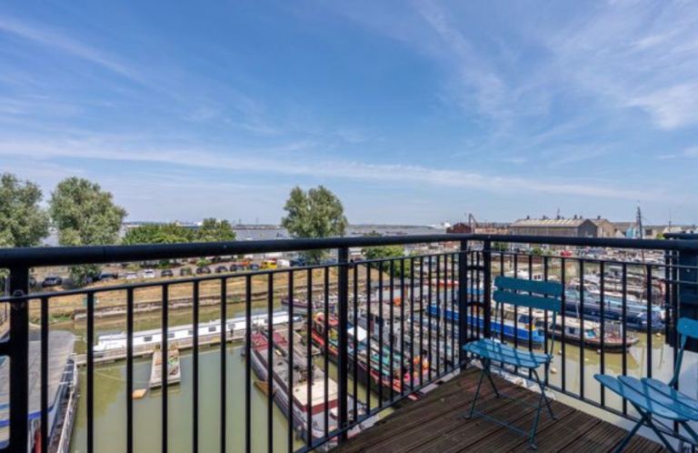Room Fleming Way in Greater London