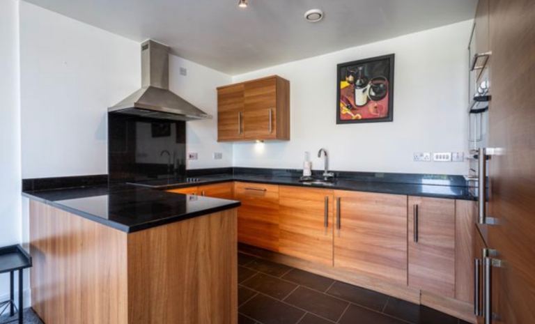 Room Fleming Way in Greater London