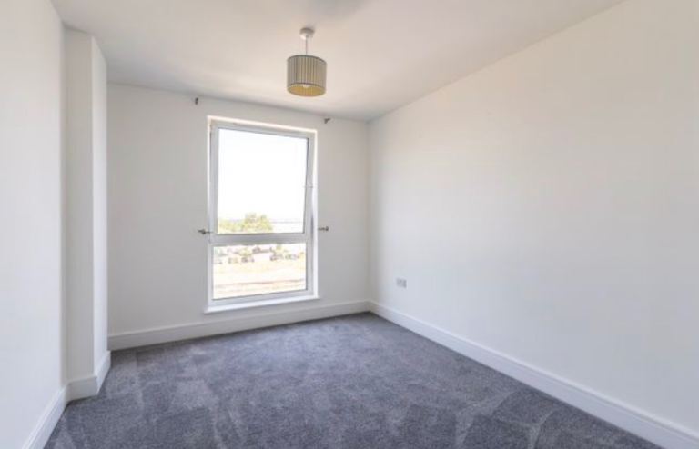 Room Fleming Way in Greater London