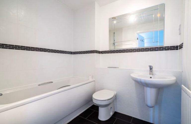 Room Fleming Way in Greater London